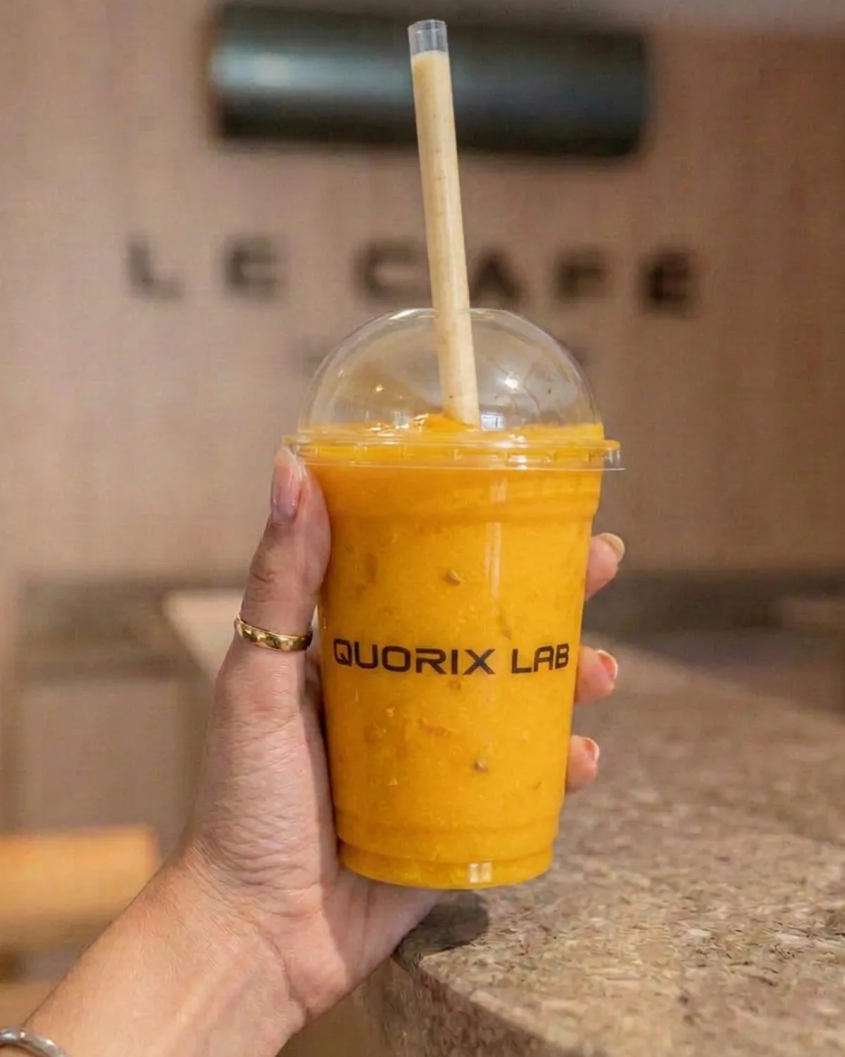 Bebida em copo Quorix Lab no espaço Le Café